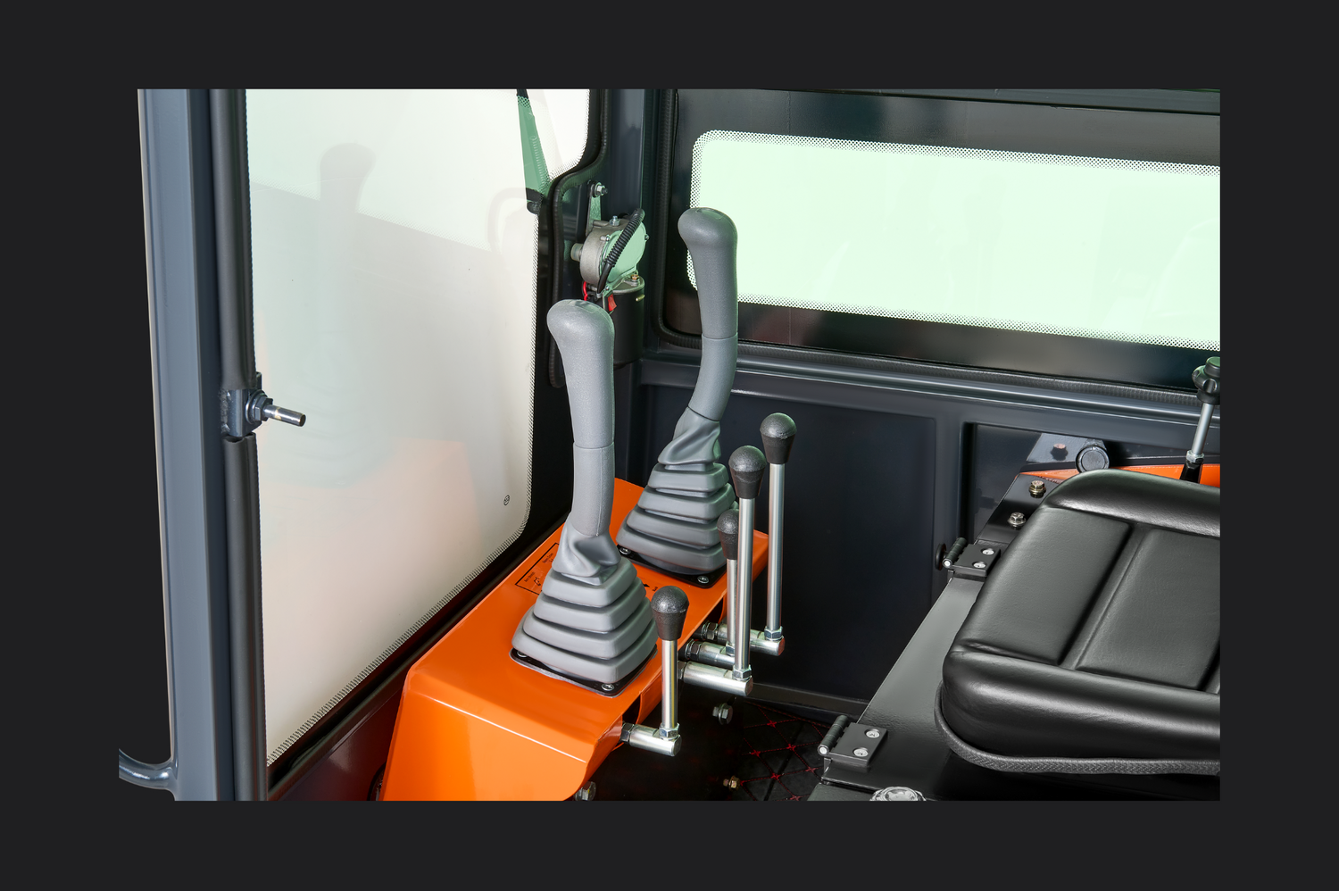 smooth, efficient Hydraulic Joystick Control of 13.5 HP Briggs & Stratton Mini Excavator